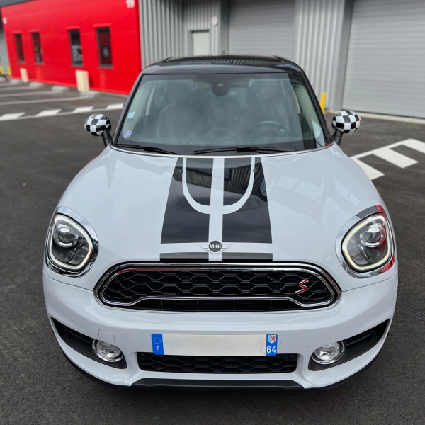 Bandes adhésives noires sur une Mini Cooper Countryman
